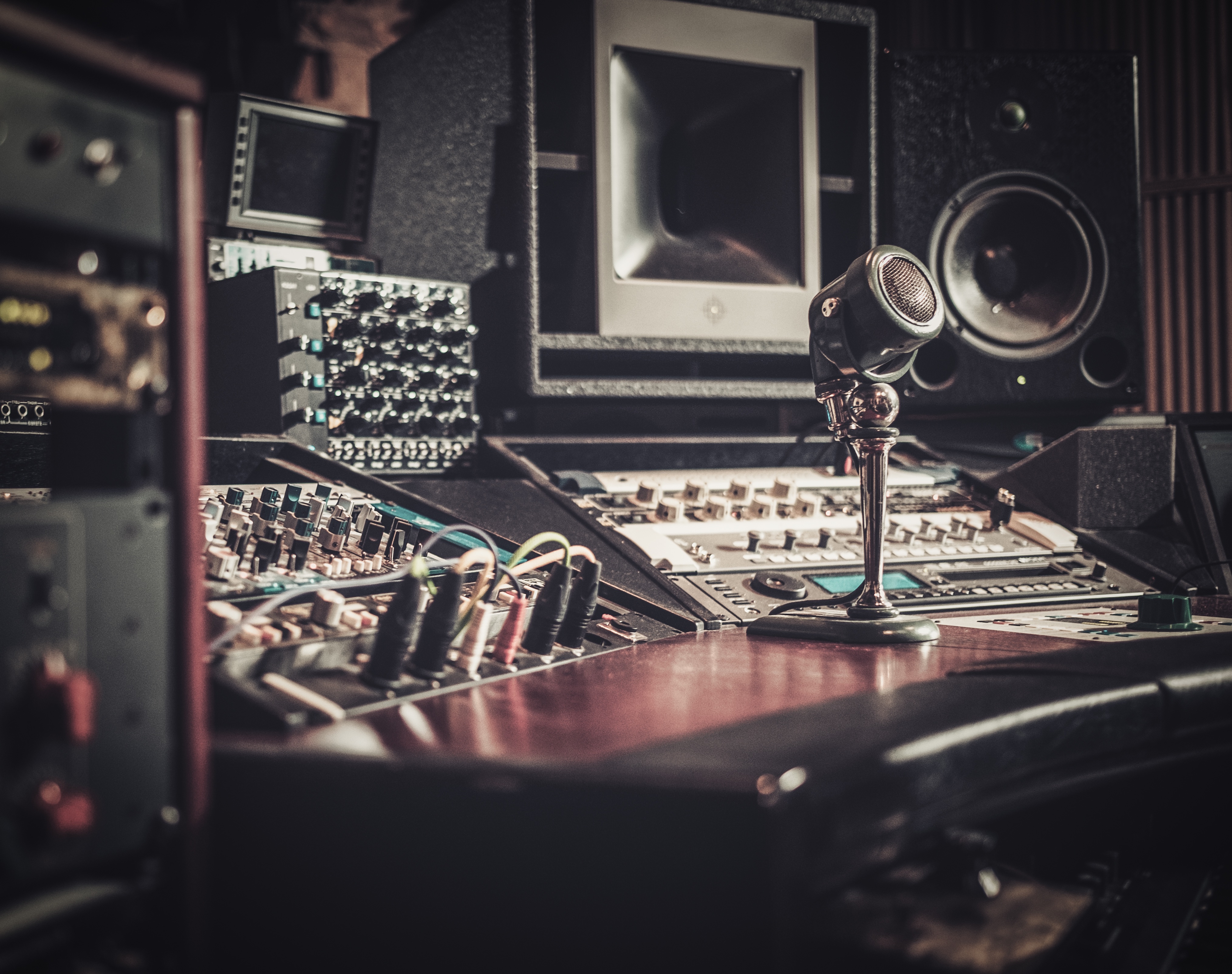 Microfono y equipos de radio en estudio